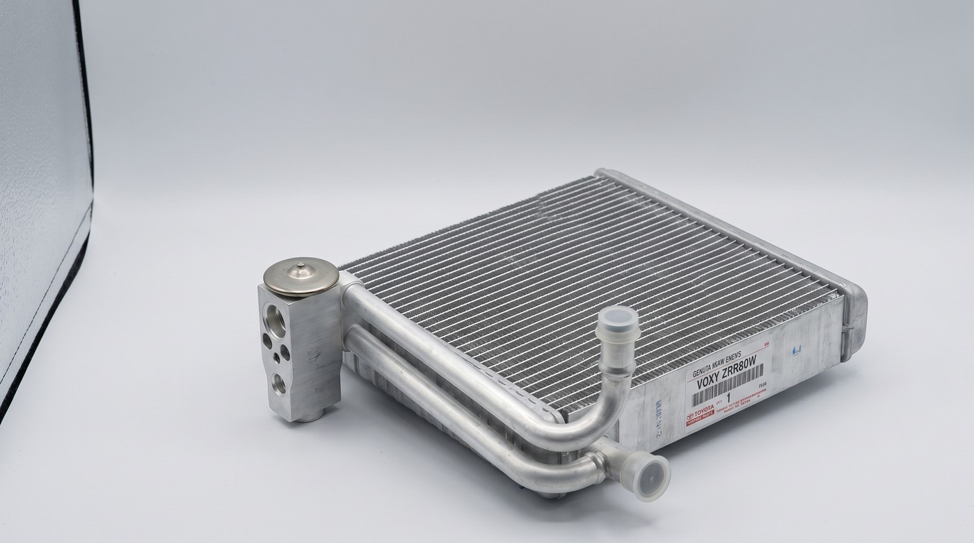 ヴォクシー ZRR80W エアコンエバポレーター 参考展開図